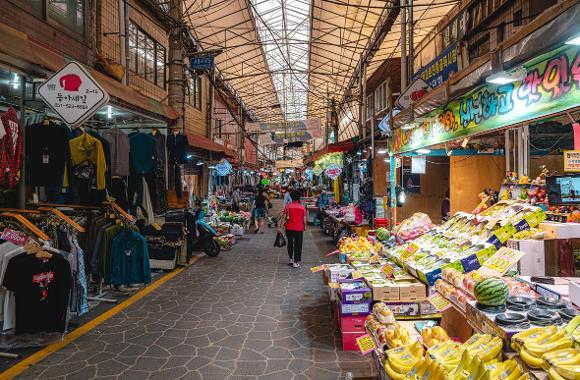 Shops and produce stalls beneath the covered roof of Seodong Miro Market