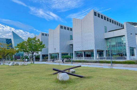 The exterior of Busan Museum of Art and its sculpture lawn
