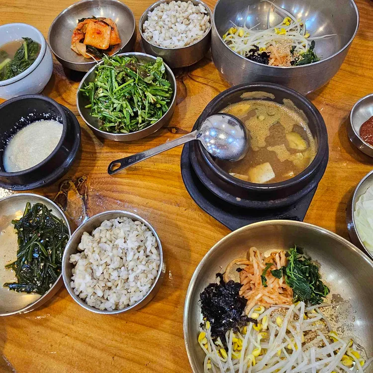 Barley rice and Korean side dishes at Bihaksan Boribap in Centum City