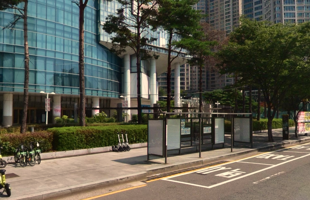 Street-level view towards the first-floor main entrance of Lotte Centum City in Busan