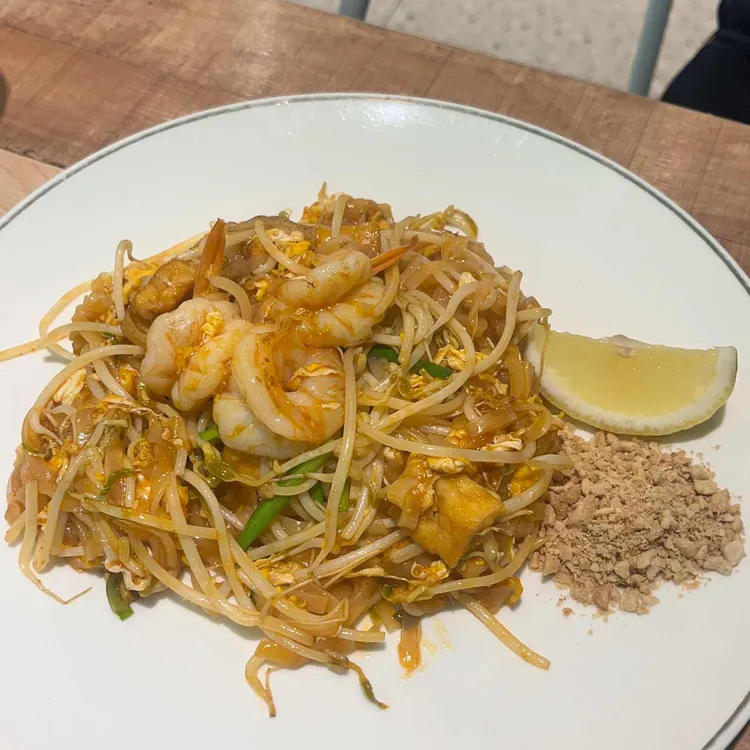 Shrimp pad Thai with bean sprouts, lemon and crushed peanuts at Chang Thai Noodle