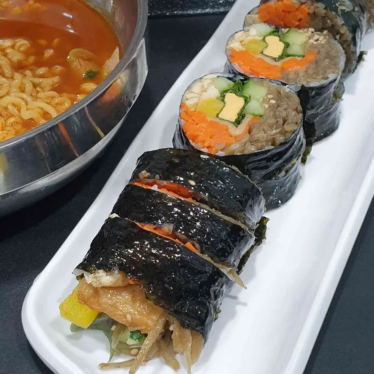 Vegetable-filled gimbap served with ramyeon at Dogil Gimbap in Centum City